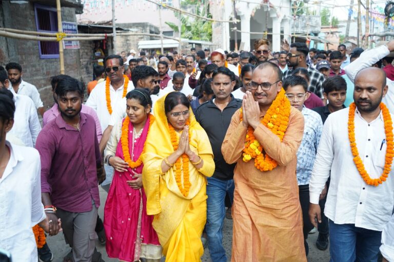 शिक्षक नेता मनीष कुमार सिंह ने दर्ज कराया निर्दलीय नामांकन, दिखा जबरदस्त जनसमर्थन