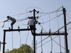 बिजली विभाग के मेंटेनेंस कार्य की प्रतिकात्मक तस्वीर।