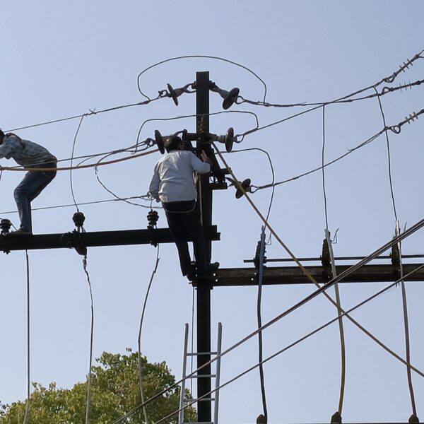 बिजली विभाग के मेंटेनेंस कार्य की प्रतिकात्मक तस्वीर।