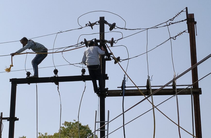 बिजली विभाग के मेंटेनेंस कार्य की प्रतिकात्मक तस्वीर।