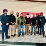 गिरफ्तार अधिकारी के साथ विजिलेंस टीम।