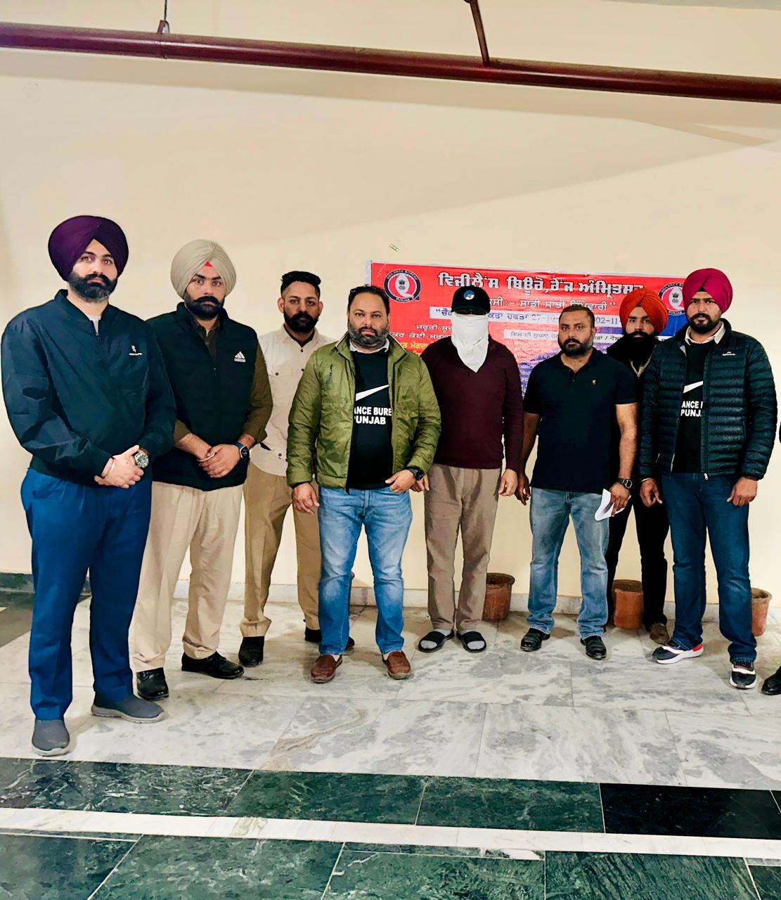 गिरफ्तार अधिकारी के साथ विजिलेंस टीम।