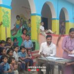 अमौर विद्यालय में संविधान दिवस मनाते बच्चे।