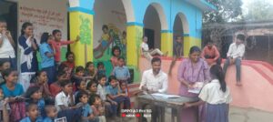 अमौर विद्यालय में संविधान दिवस मनाते बच्चे।