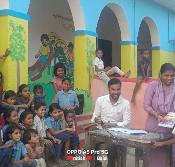 अमौर विद्यालय में संविधान दिवस मनाते बच्चे।