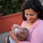 दूध पिलाती मां की प्रतिकात्मक तस्वीर।