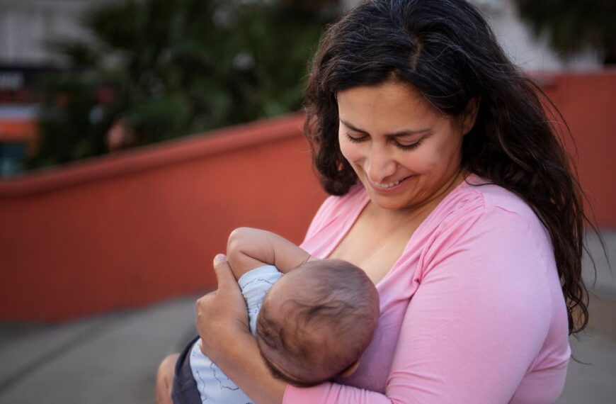 दूध पिलाती मां की प्रतिकात्मक तस्वीर।