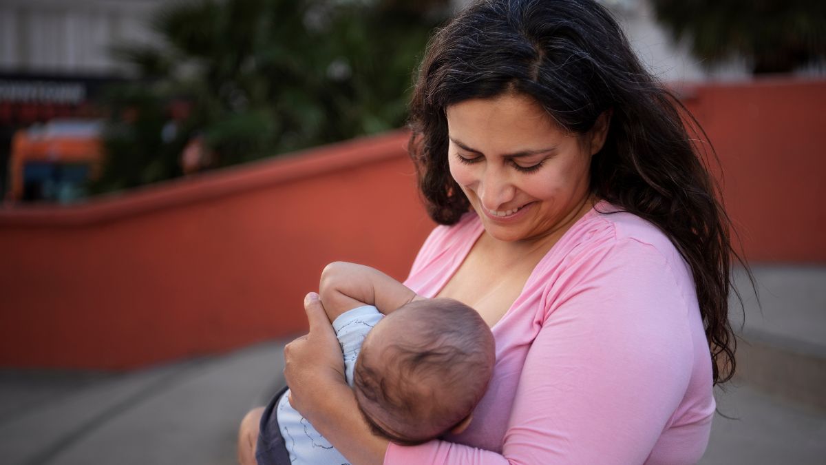 दूध पिलाती मां की प्रतिकात्मक तस्वीर।