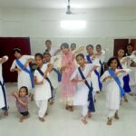 कथक नृत्य सीखतीं रचना।