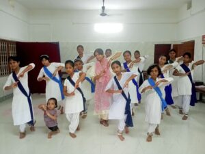 कथक नृत्य सीखतीं रचना।