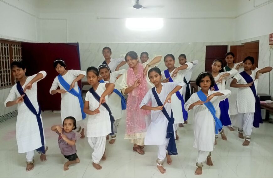 कथक नृत्य सीखतीं रचना।