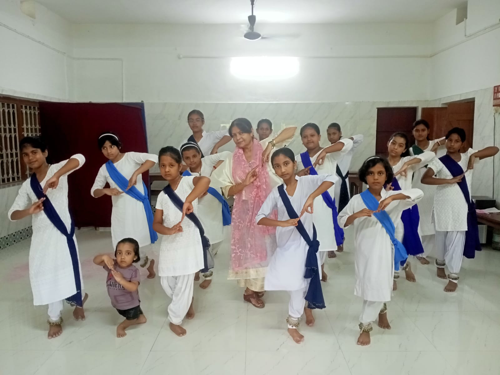 कथक नृत्य सीखतीं रचना।