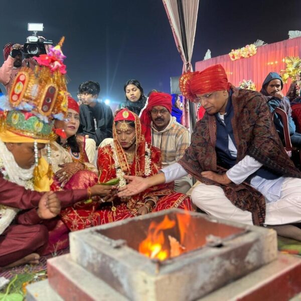 कन्यादान करते डॉक्टर एके गुप्ता और उनकी पत्नी पिंकी गुप्ता.