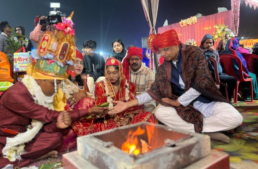 कन्यादान करते डॉक्टर एके गुप्ता और उनकी पत्नी पिंकी गुप्ता.