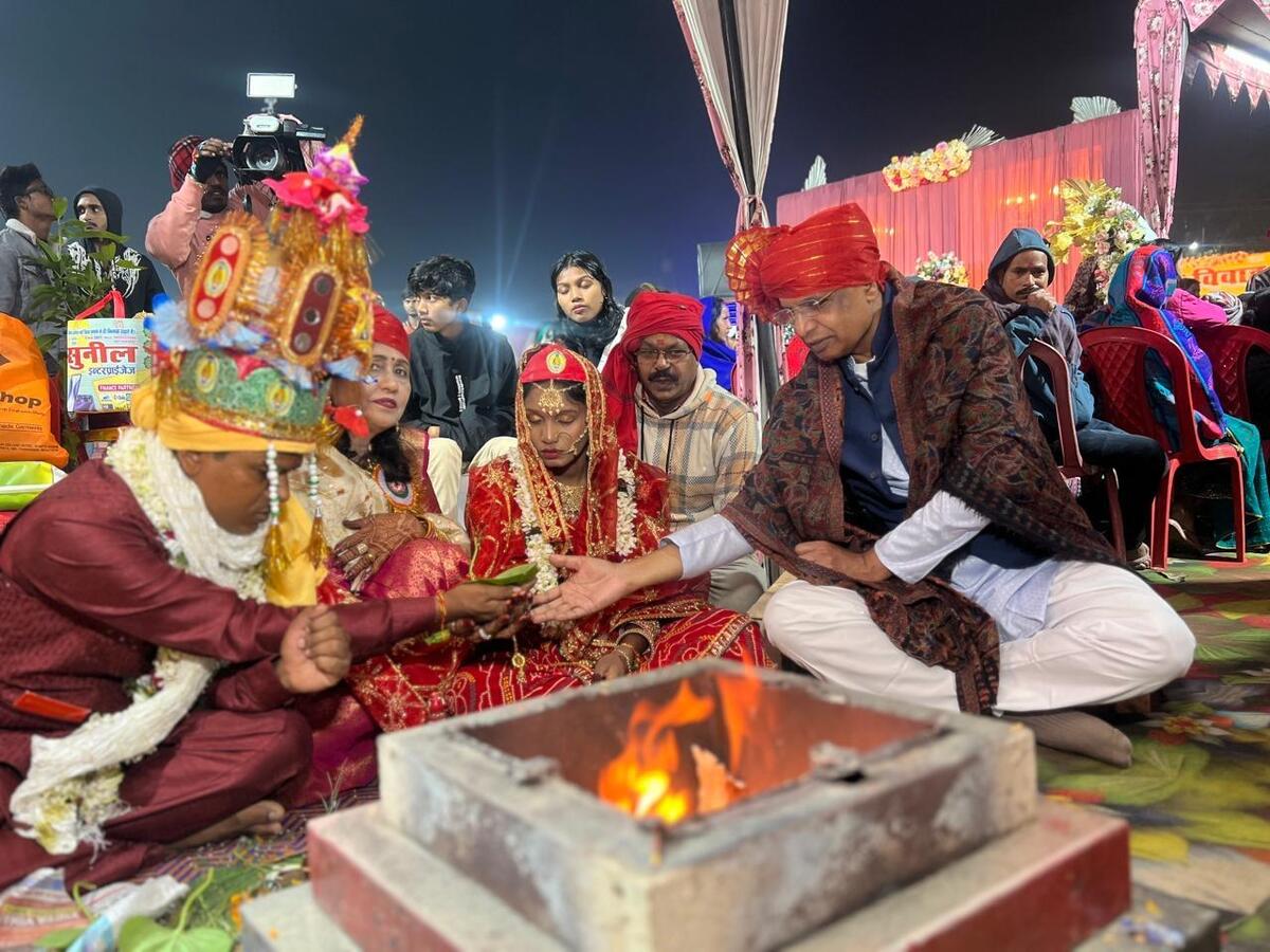 कन्यादान करते डॉक्टर एके गुप्ता और उनकी पत्नी पिंकी गुप्ता.